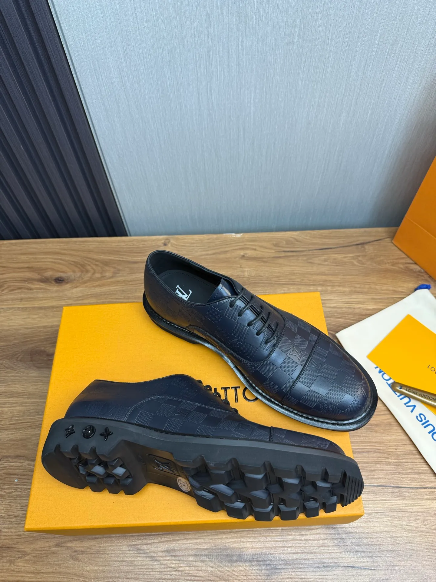 Men's shoes 💰900💰 LV. Men's casual lace-up leather shoes, the latest hot style 🔥 1:1 original purchase quality, top quality goods ⬆️The upper is imported open-edge beaded cowhide, cowhide, and cow suede. The hand-made three-dimensional stitching highlights the round toe design. The inner foot pads are all imported cowhide, with the original wear-resistant foam outsole, matching code 39-44, (38, 45 custom-made, non-refundable)